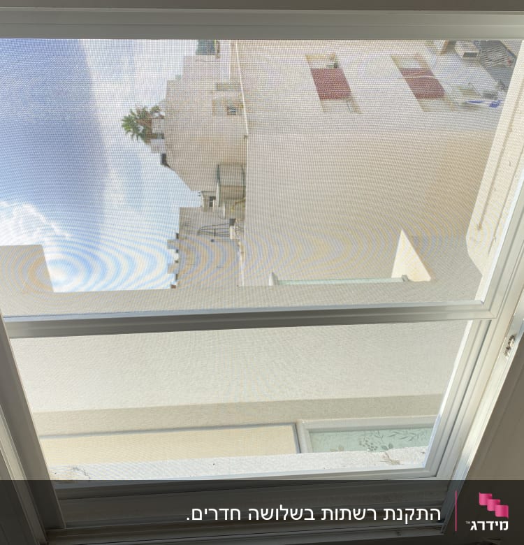 חלון אלומיניום עם מסגרת לבנה